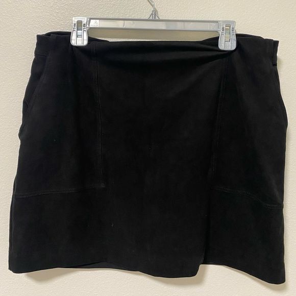 Banana republic black suede skirt - Picture 4 of 4
